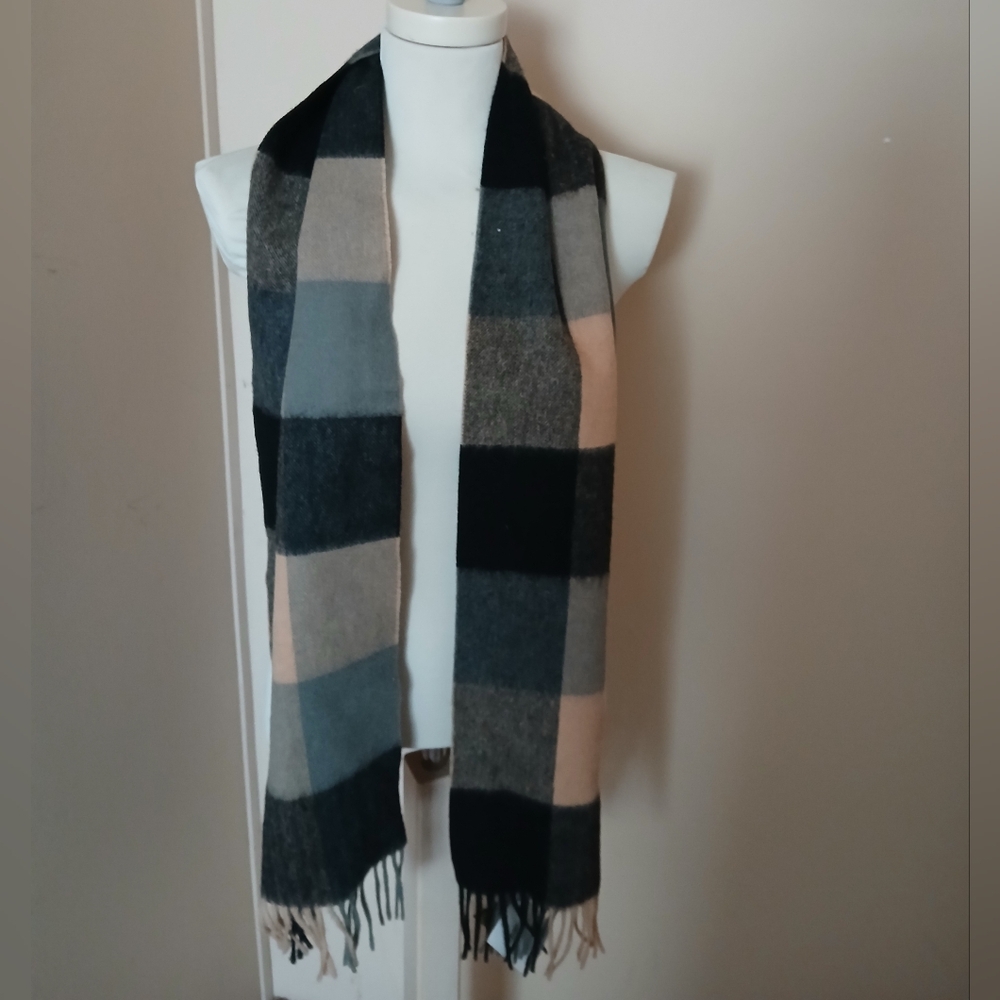 NWT 100% lambswool Unisex elegant Plaid Scarf in Black, Gray, and Cream